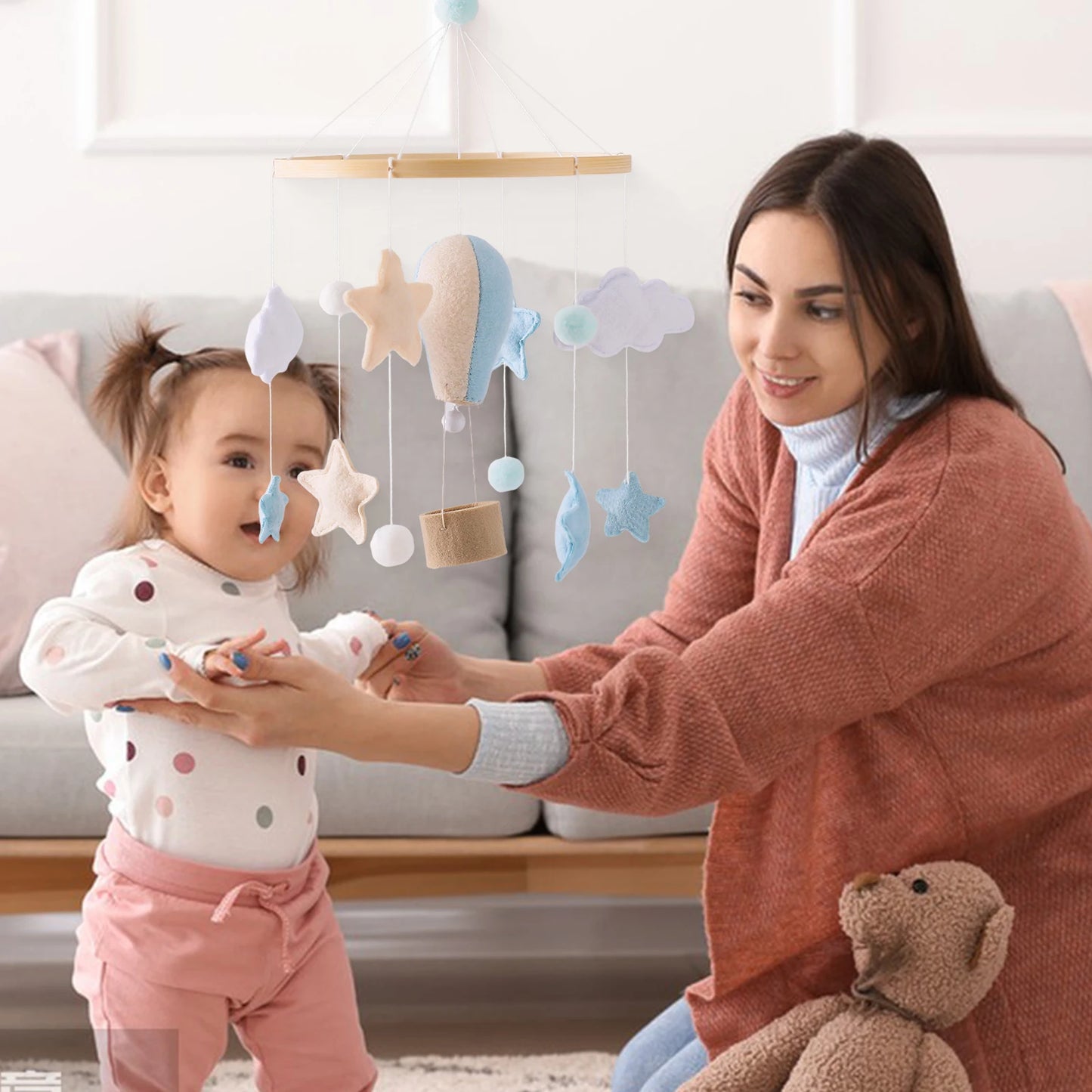 Pour pouvoir toucher son mobile bebe, elle fait ses premiers pas