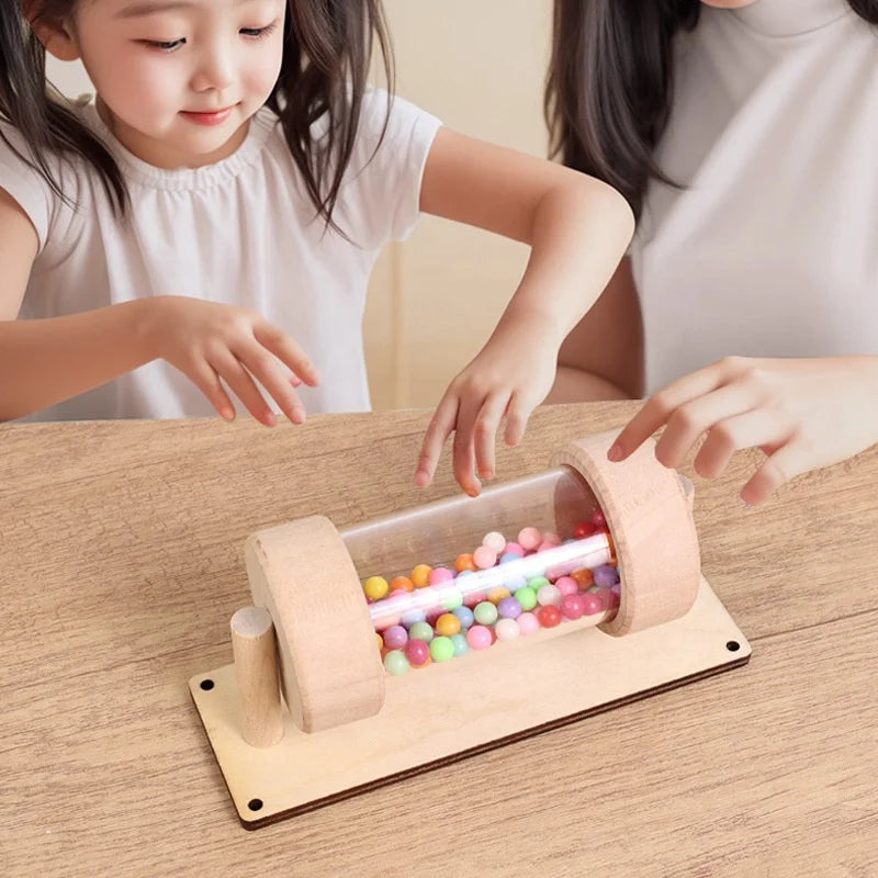 Faire tourner le bâton sensoriel bébé du bout de doigts  