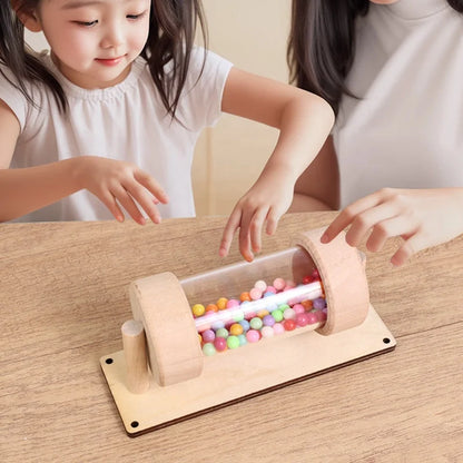 Faire tourner le bâton sensoriel bébé du bout de doigts  