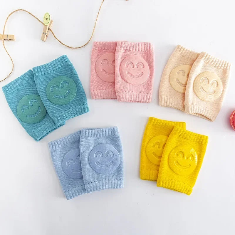 Cinq paires de genouillère bebe de couleurs différentes 