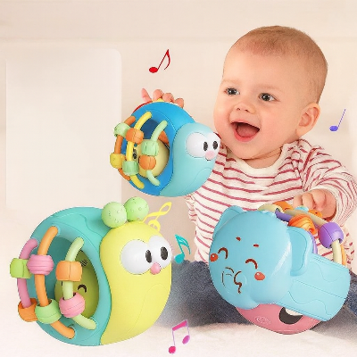 Bebe manipule, secoue et soulève son hochet avec énergie