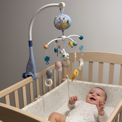 interaction avec le Mobile bébé fixé au centre de son berceau