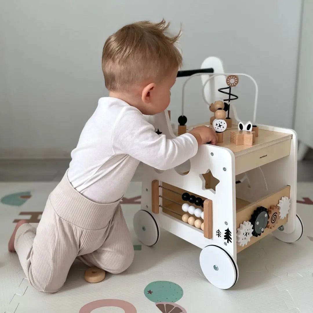 Interaction avec le plateau en labyrinthe du chariot de marche bébé 