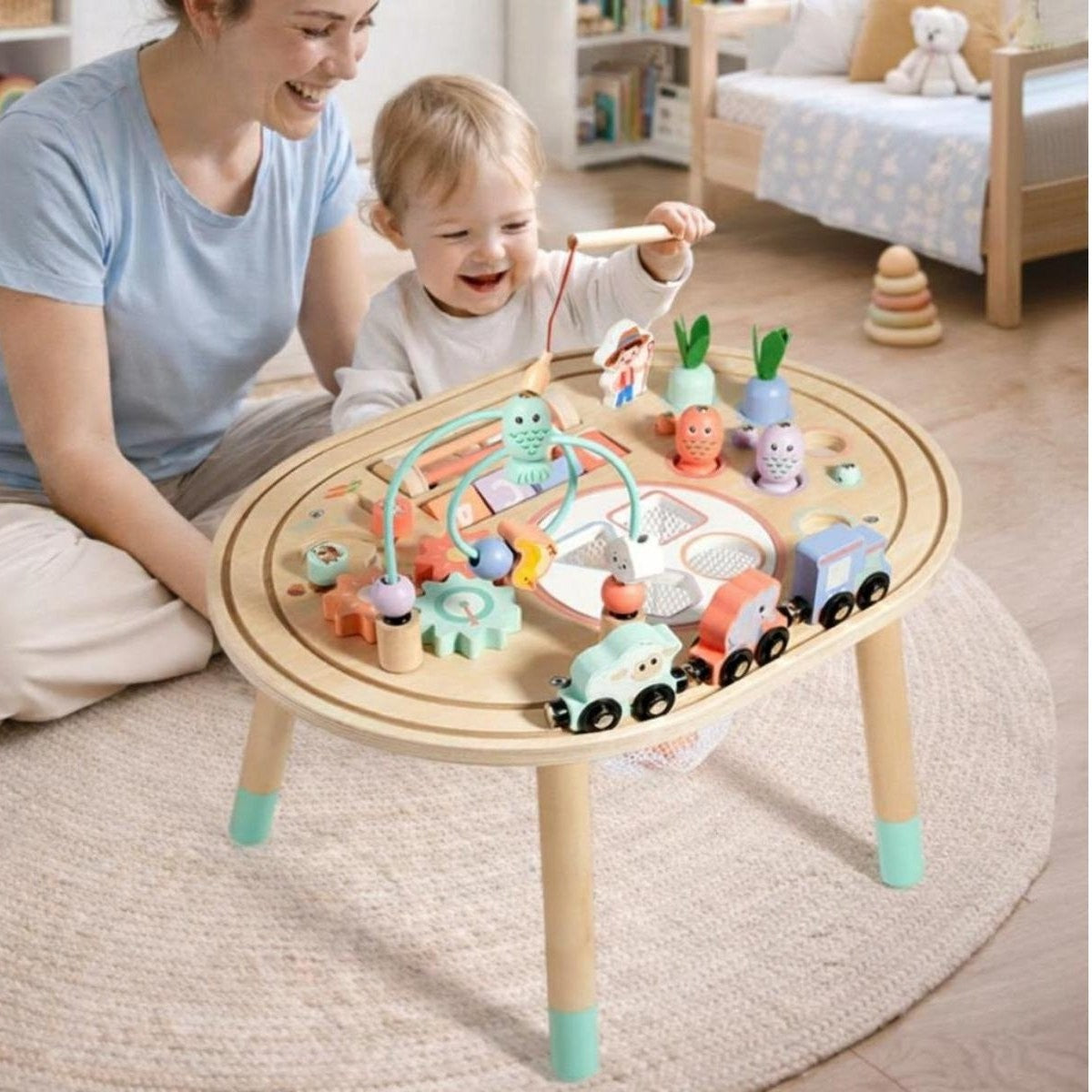 Jeu de pêche joyeux sur le jouet bebe bois au côté de maman