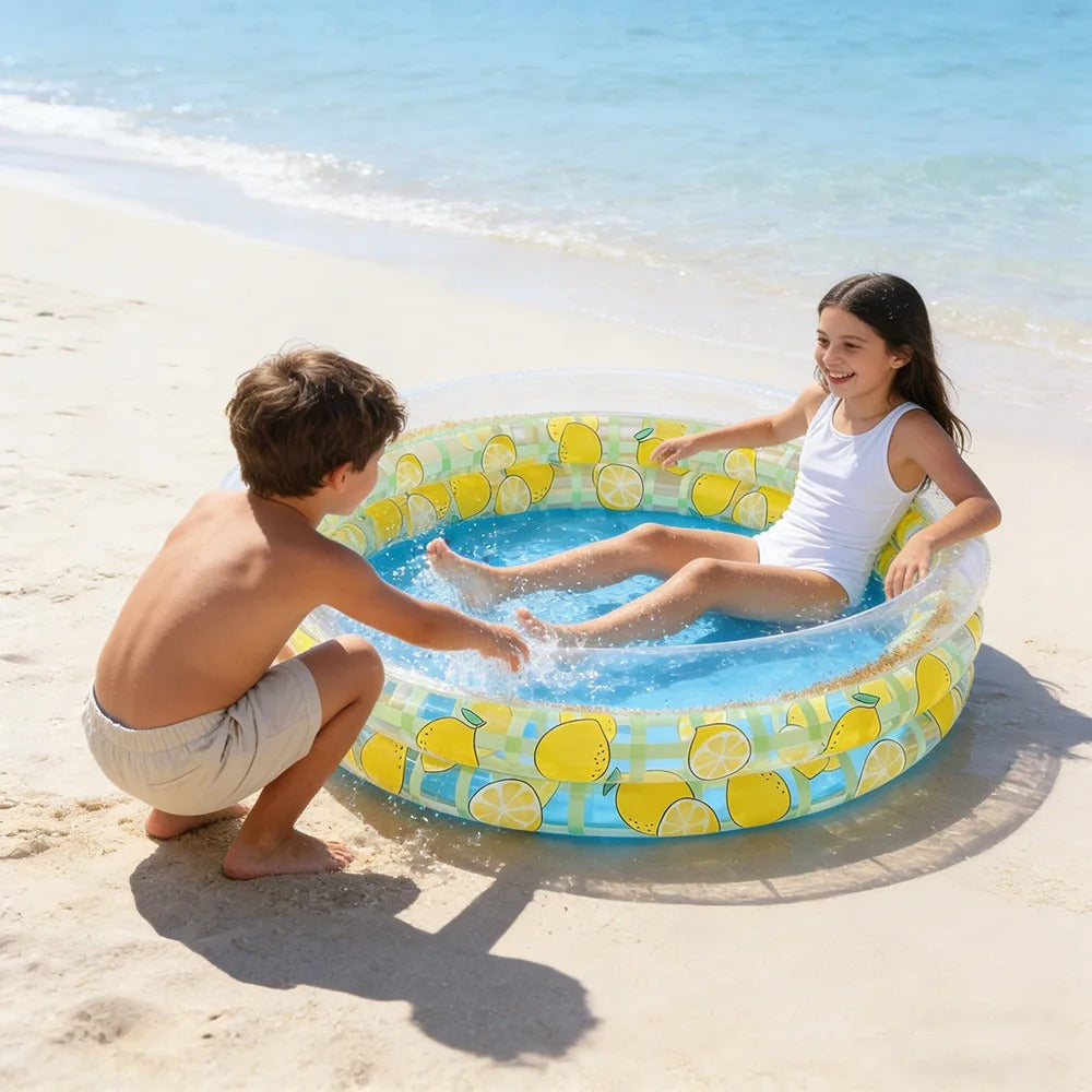 Jeu entre frère et soeur dans piscine bébé