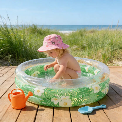 Jeux d'eau dans la piscine bébé sur la baie
