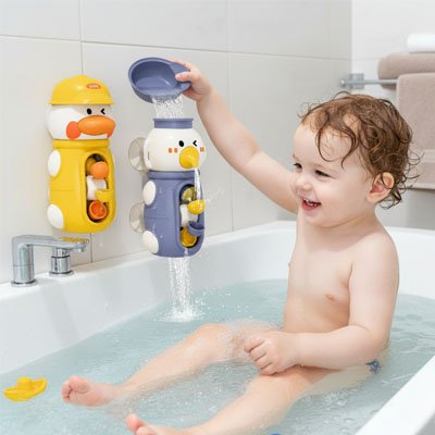 L'eau qui jaillit du jouet bain bebe fait sourire la petite 