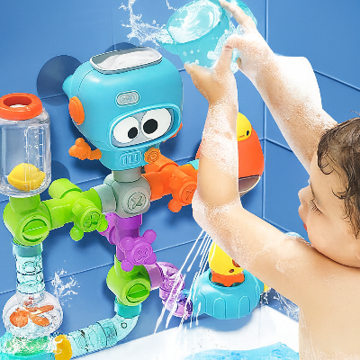 Bébé action les toupies et les jets d'eau en versant de l'eau des les cuves du jouet bain bébé