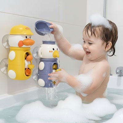 La petite qui verse de l'eau dans son jouet bain bebe et joue en même temps avec les jets en dessous 