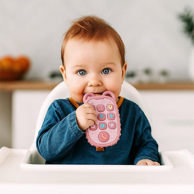 Bebe tord et mâchonne aisément son Jouet bebe 1 an en forme de téléphone