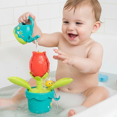 Une joie immense lorsqu'il arrive a verser correctement de l'eau dans la tulipe du jouet bebe bain
