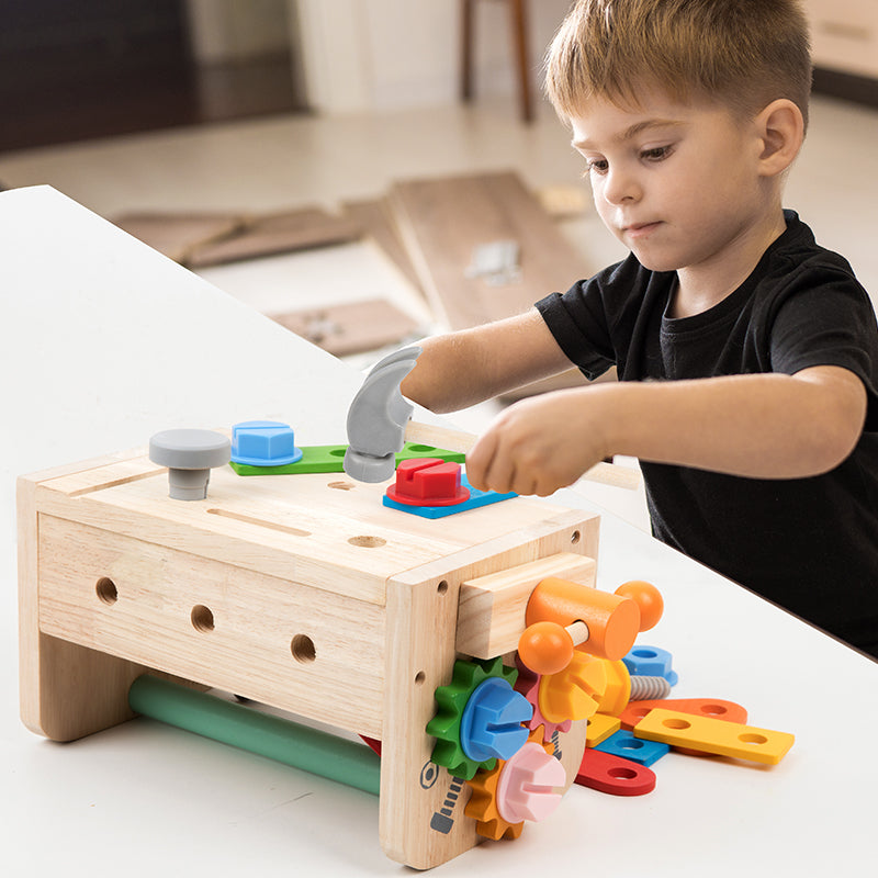 Jouet bebe bois, la précision des petites mains