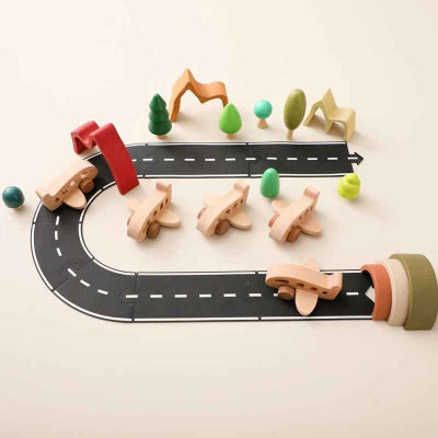 Jouets bois bebe en petits avions sur le tarmac