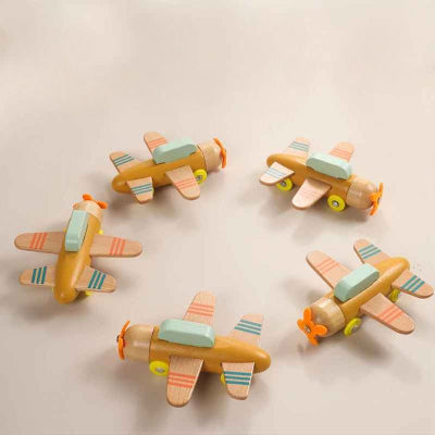 Jouets bois bebe, cinq avions planeurs disposer en cercle prêt a décoller