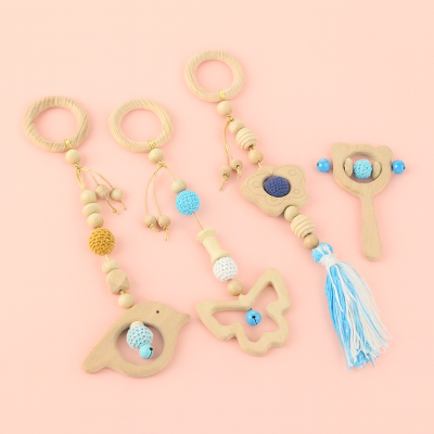 Jouets pour arche d'éveil en bois de hêtre colorés bleu, boisé avec une touche d'orange et de blanc  