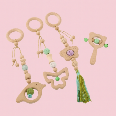 Jouets pour arche d'éveil en bois de hêtre colorés vert, boisé avec une touche de violet et de blanc  