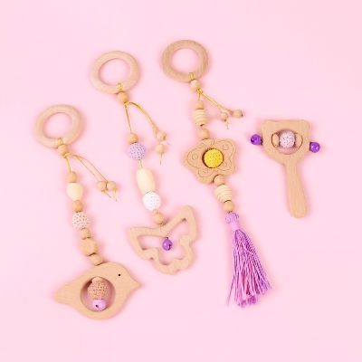 Jouets pour arche d'éveil en bois de hêtre colorés Violet, boisé avec une touche de jaune et de blanc  