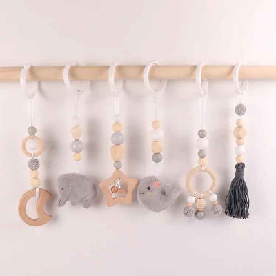 Jouets pour arche d'éveil avec une couleur grise dominante