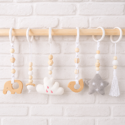 Jouets pour arche d'éveil avec une couleur jaune dominante