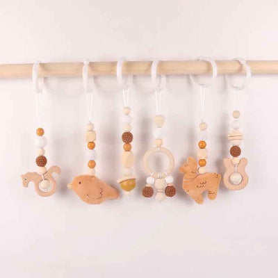 Jouets pour arche d'éveil avec une couleur orange dominante