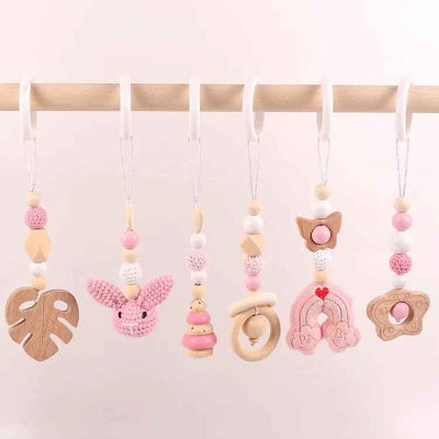 Jouets pour arche d'éveil avec une couleur rose dominante