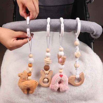 Les jouets pour arche d'éveil bebe se transfert de l'arche a l'arc de la poussette bébé