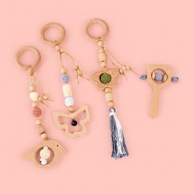 Jouets pour arche d'éveil en bois de hêtre colorés gris, boisé avec une touche de vert et de blanc  