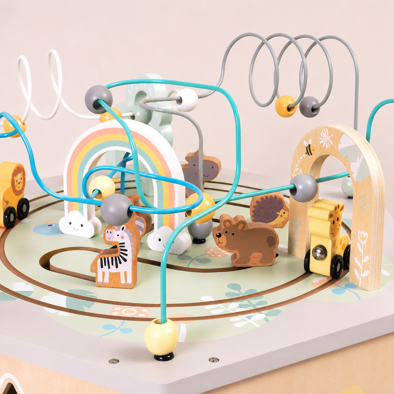 La paroi latéral du cube de motricité bébé conçue pour travailler la flexibilité des doigts 