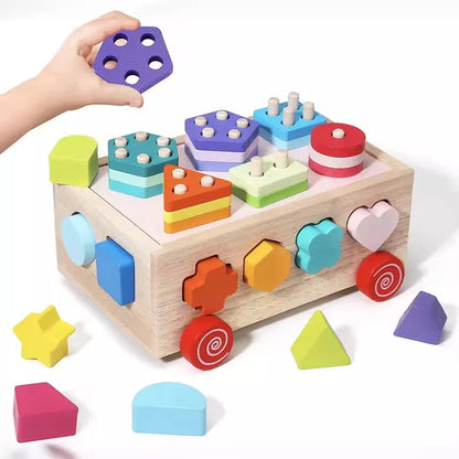 La petite main joue au puzzle du cube de motricité 