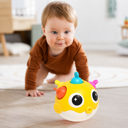 La poursuite en rampant du jouet eveil bebe qui roule sur lui même