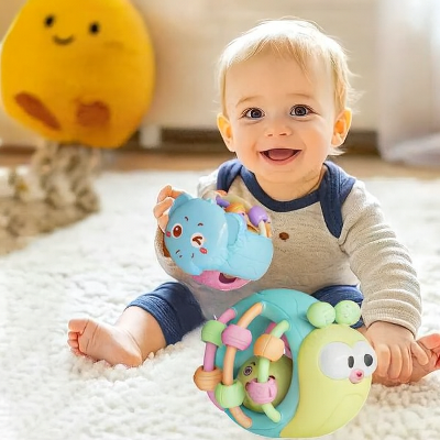Bebe tout souriant et heureux avec son hochet bebe en main