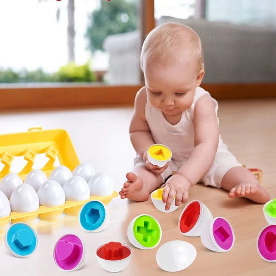 Le plus jeune associe le puzzle bebe par couleur