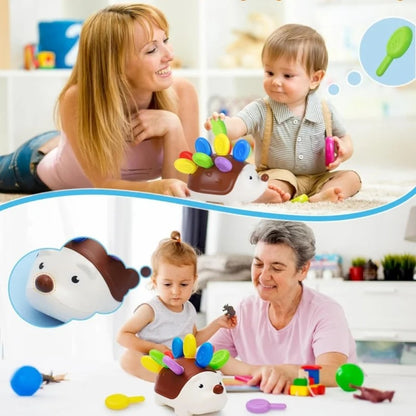 Les parents qui observent l'expressions de la découverte avec le cube motricité bébé