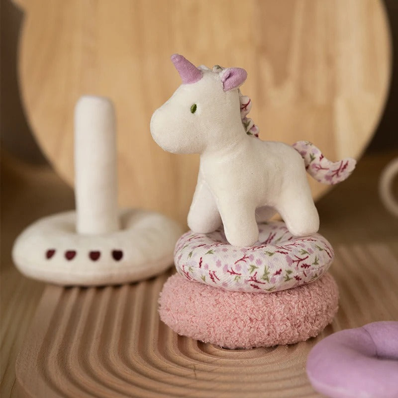 Licorne du jouet bebe en équilibre sur les anneaux 