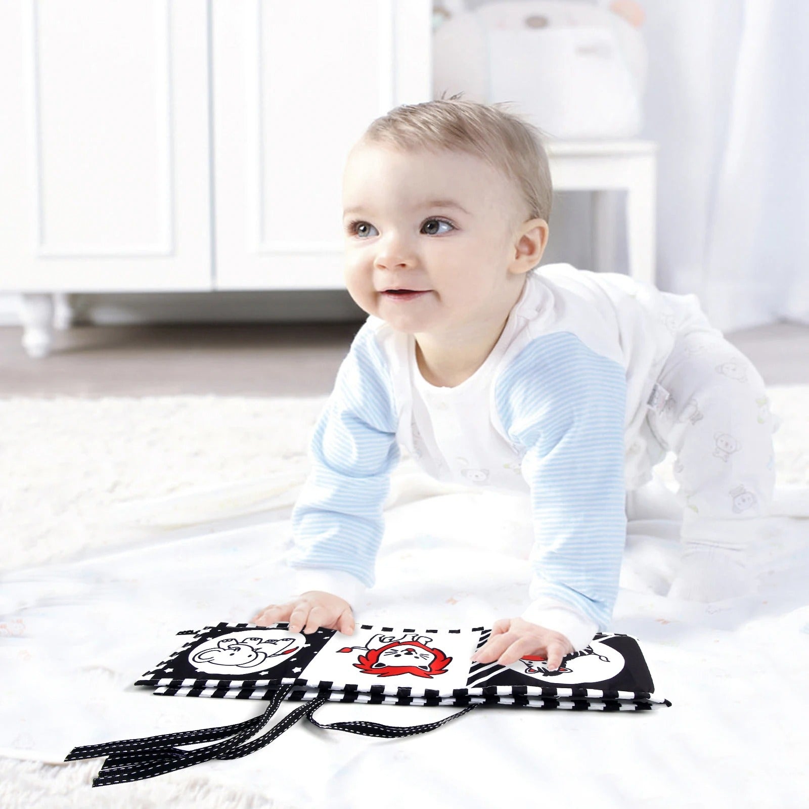Livre noir et blanc bébé crée l'intérêt de ramper
