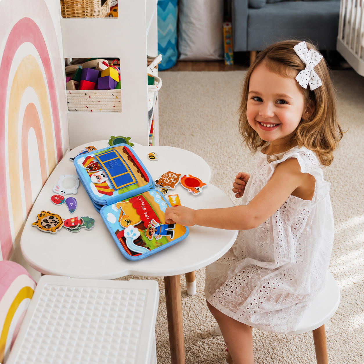 Livre pour bébés calme dans son aire de jeu