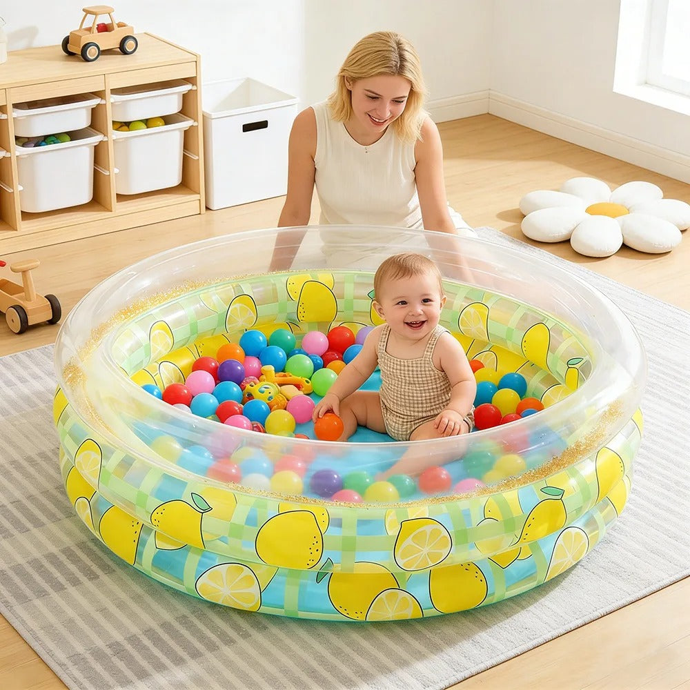 Maman regarde le tout-petit dans sa piscine bébé avec balles pour éveil