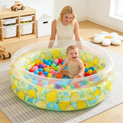 Maman regarde le tout-petit dans sa piscine bébé avec balles pour éveil