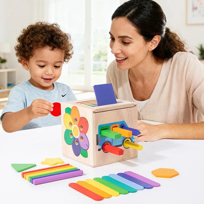 Manipulation des pièces du cube d'activité bébé dans ses petits mains
