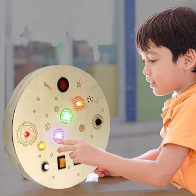 Le tout petit en plein exploration des différent structure du Tableau Montessori firmament.