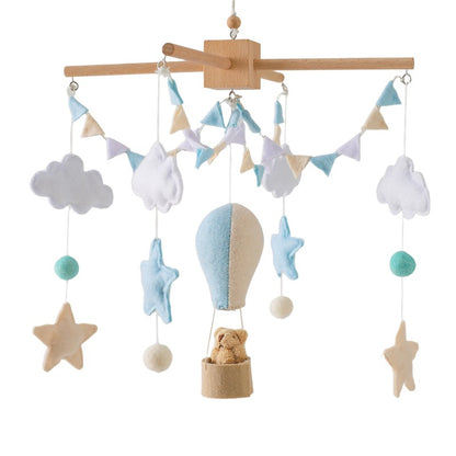 Mobile bebe bois, feutrine et montgolfière bleu-marron