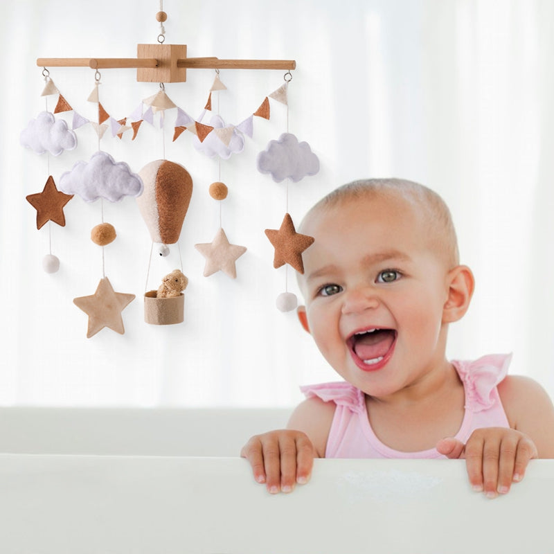 Le Mobile bebe fait rire bébé seul dans son lit