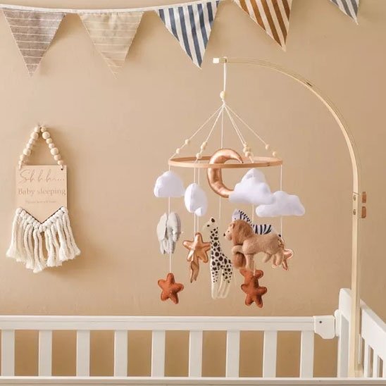 Mobile bebe avec un système de fixation universelle 