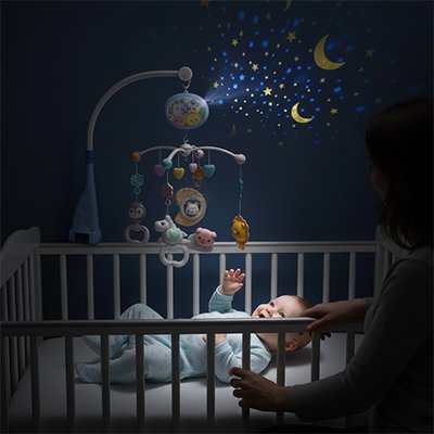 Mobile bébé projecte la lune et les étoiles qui fascine le bout de chou depuis le berceau