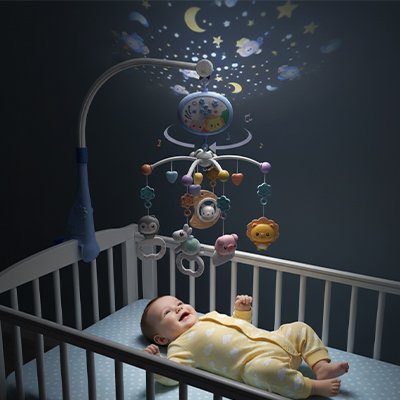 Mobile bébé transforme la chambre en cosmos virtuel