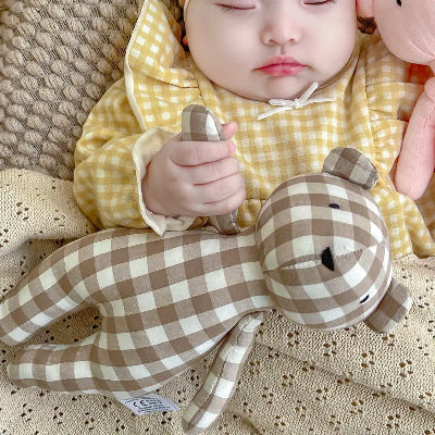 s'agripper à son doudou ourson, someil doux et motricité fine