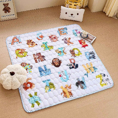 Mousse tapis bébé design avec les images d'animaux et les lettres de leur noms sur un sol planche 