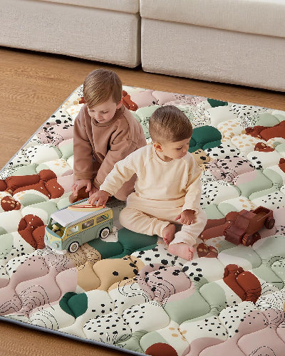 Deux freres en plein séance de jeu sur le même tapis bebe en mousse