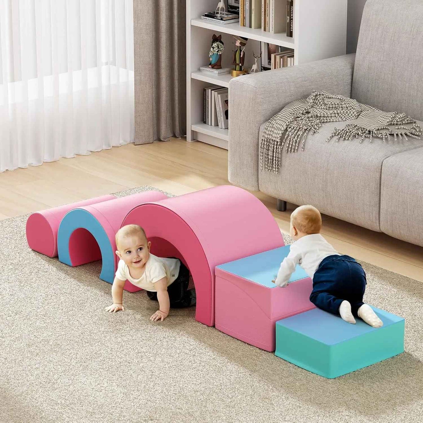 Deux bébés et deux éveil motrice différents au même moment sur le parcours motricité bébé 1 an