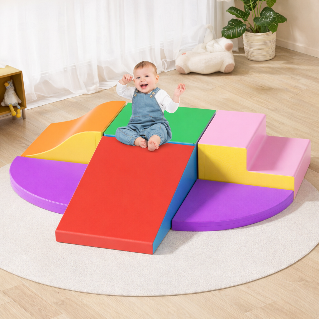 La joie de pouvoir ramper jusqu'à la base supérieur du parcours motricité bébé 1 an